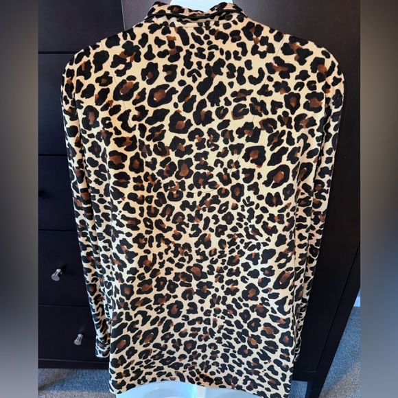 Like New Donna Karan SOFT Leopard Print Pajama Button Front Top, L - Picture 4 of 7